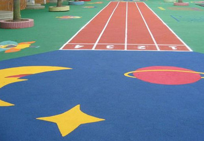 幼兒園室外塑膠地面施工注意事項(xiàng)和塑膠場(chǎng)地做法是什么？