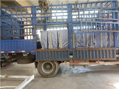 精致的手動(dòng)液壓籃球架裝車(chē)中